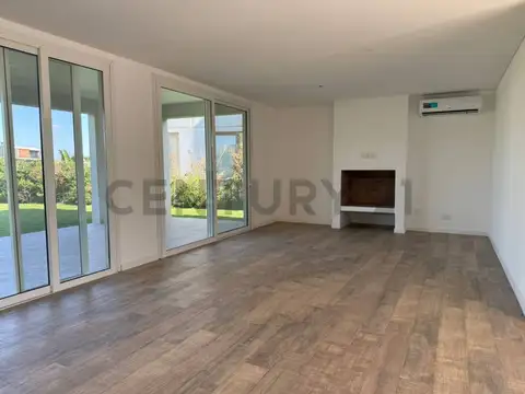 Casa en Venta con 4 cocheras