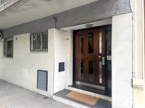 A mts PARQUE RIVADAVIA 4 AMBIENTES AL FRENTE CON AMPLIO BALCON DE 8 MTS, MUY LUMINOSO, BAÑO y TOILETTE,   VEALO