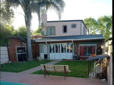 Casa en Venta con 2 cocheras
