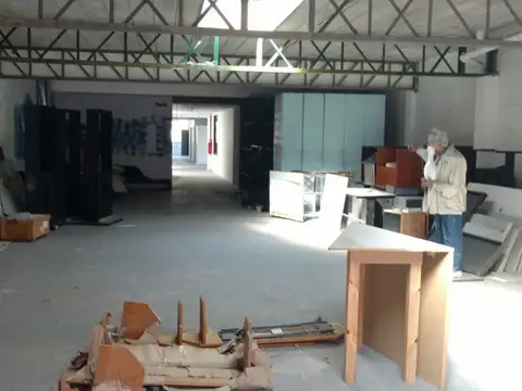 Edificio de 3 pisos  de  Oficinas en Parque Patricios