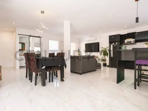 Casa 6 ambientes con 2 baños