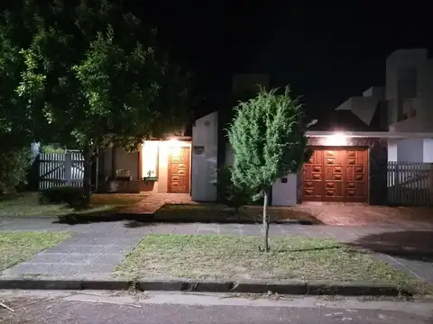 Casa en alquiler temporario - 2 Dormitorios 2 Baños - Mar de Ajó