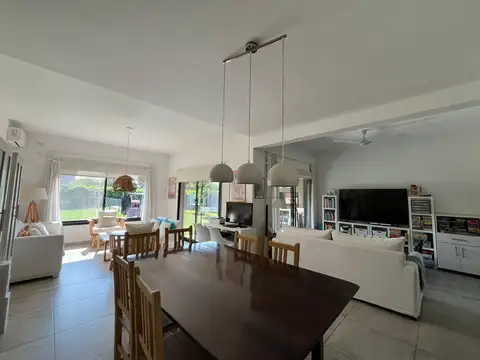 Casa en Venta en Barrio con portón en Bella Vista