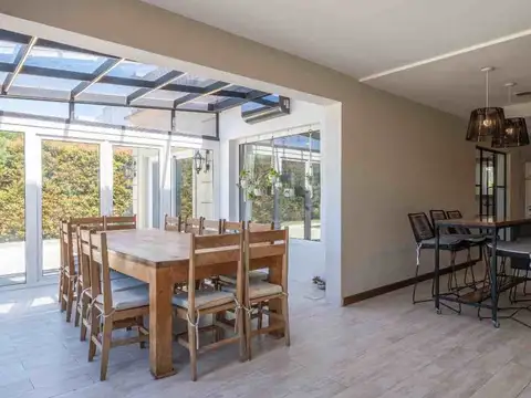 Casa 8 ambientes con 6 baños