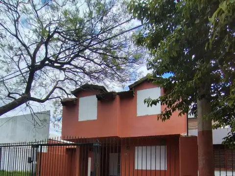 VENDO CASA 3 DORMITORIOS CON PILETA A 1 CUADRA AV RICCHIERI