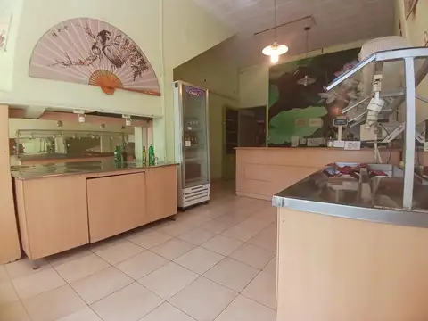 Amplio local en la rotonda de Alvear