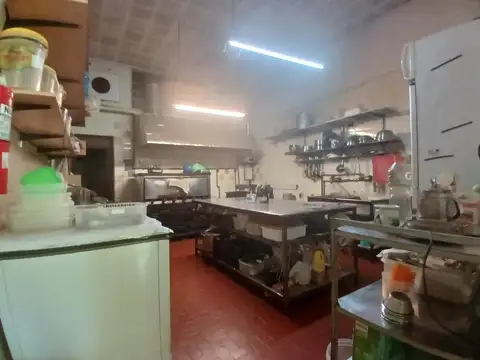 Amplio local en la rotonda de Alvear