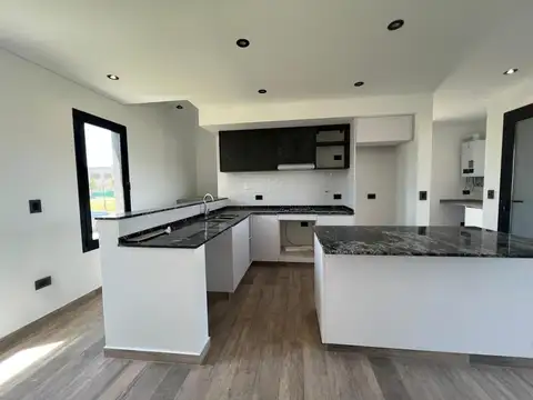 Casa 4 ambientes con 3 baños