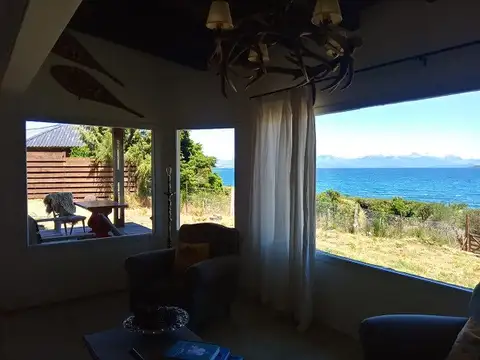 Excelente y amplia vivienda sobre la costa del Lago Nahuel Huapi
