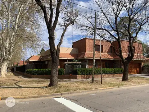 Casa 5 dormitorios, cochera doble - Pellegrini 1500  - Funes | Venta