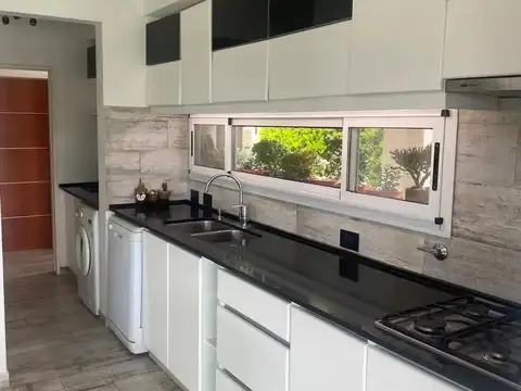 MODERNA CASA A LAGUNA EN VENTA EN EL CANTON ISLAS