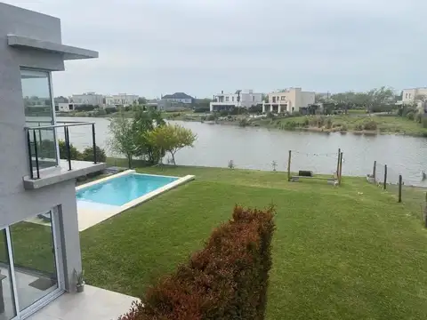 MODERNA CASA A LAGUNA EN VENTA EN EL CANTON ISLAS