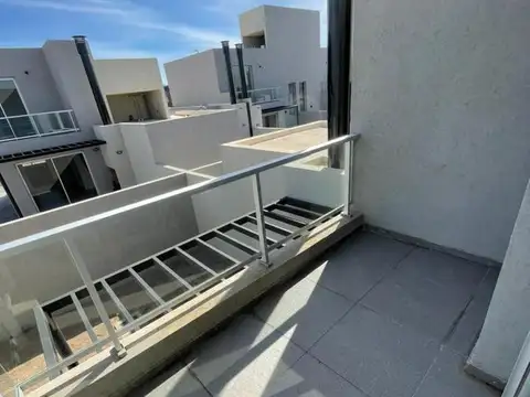 Casa en Alquiler con 2 cocheras