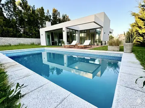 Casa con pileta a estrenar en Lagos de Canning