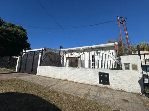 Casa y Dpto - 3 Amb c/ Pileta Burzaco