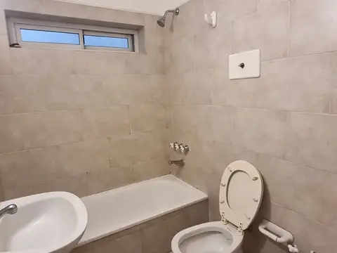 Alquilo Dpto 2 ambientes apto profesional en 6to piso sin balcón
