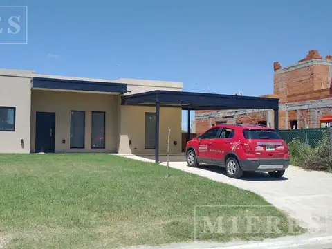 Casa en venta sobre lote interno en  Área San Sebastián