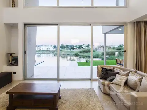 Casa en Venta con 7 cocheras