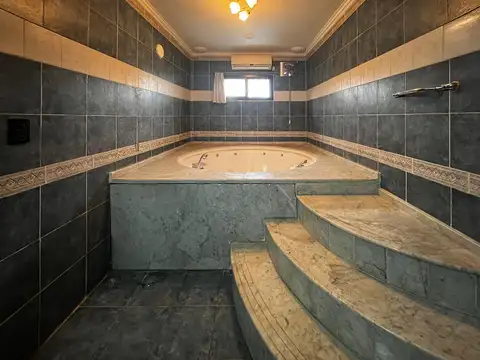 Casa en Venta con 4 cocheras