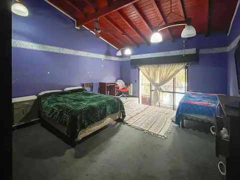 Casa 10 ambientes con 4 baños