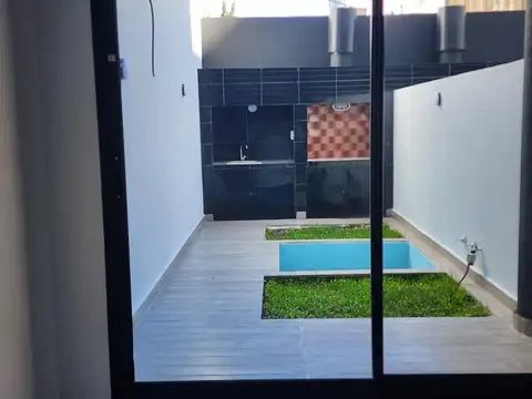 Departamento con pileta, jardín y parrilla propia.