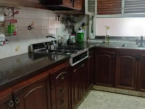 Casa 8 ambientes con 3 baños