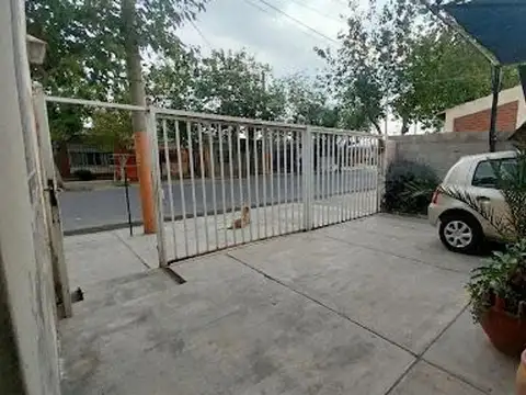 Casa 8 ambientes con 2 baños