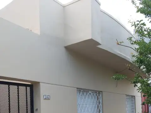 TIPO CASA AL FRENTE 2 DORMITORIOS CON PATIO