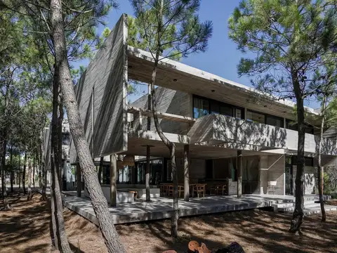 Casa en Venta con 4 cocheras