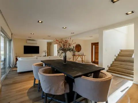 Casa 6 ambientes con 4 baños