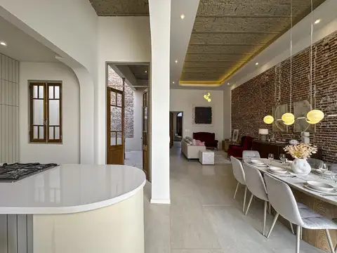 Casa de 4 dormitorios con cochera, jardín y pileta en Abasto