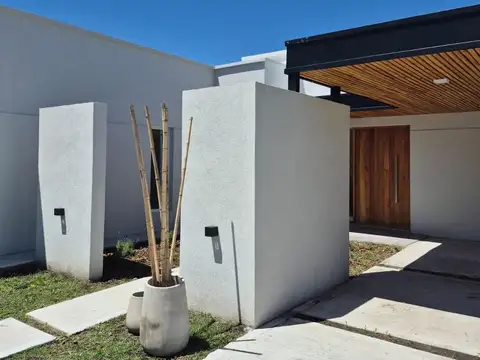 Casa 6 ambientes con 2 baños