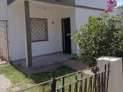 Casa en alquiler en Jose marmol 3 ambientes