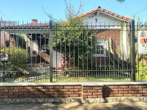 Casa con pileta en hermoso Barrio!!!