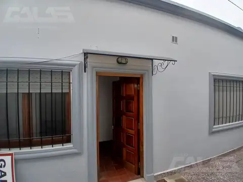 Alquiler PH 3 ambientes con patio techado, parrilla y lavadero en Castelar Norte, a 6 cuadras de Est