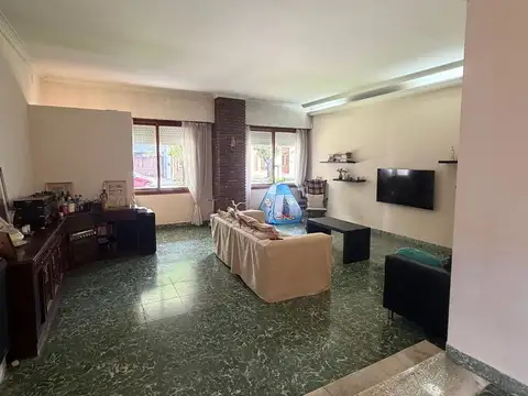 Casa 8 ambientes con 3 baños