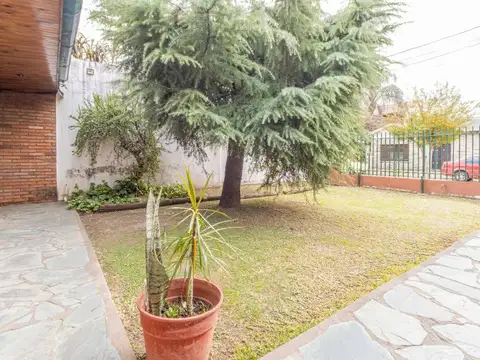 Oportunidad en Palomar/Lote propio, Pileta.
