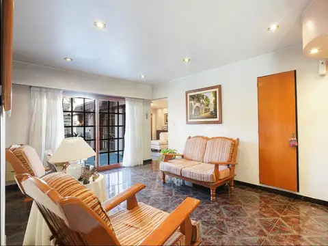 Casa 6 ambientes con 2 baños