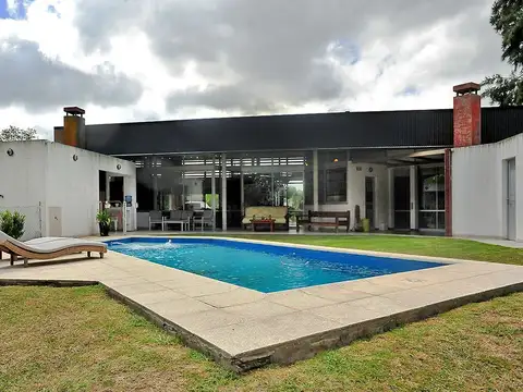 VENTA CASA 4 AMB CON PILETA BARRIO HARAS DEL SOL