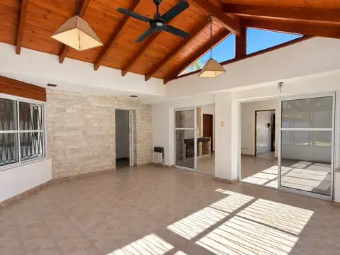 Casa en Venta con 3 cocheras