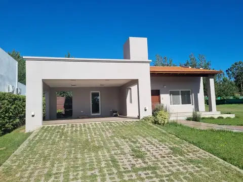 Casa 4 ambientes con 3 baños