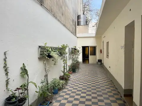 Casa 8 ambientes con 2 baños