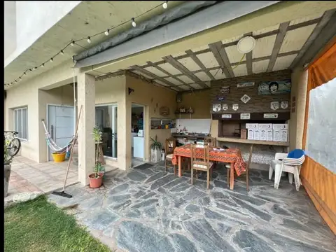 Casa 6 ambientes con 2 baños