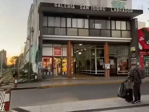 Venta - Local comercial en San Isidro dentro de galería con doble acceso