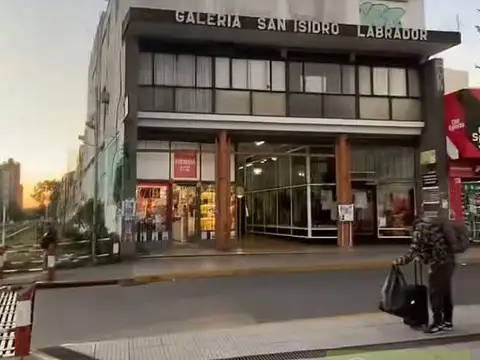 Venta - Local comercial en San Isidro dentro de galería con doble acceso