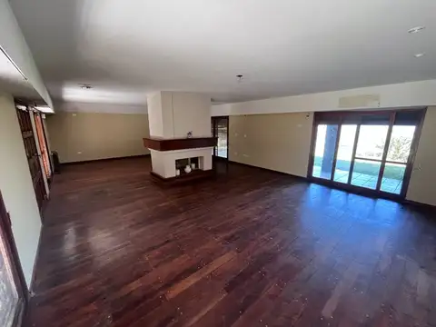 Casa 10 ambientes con 4 baños