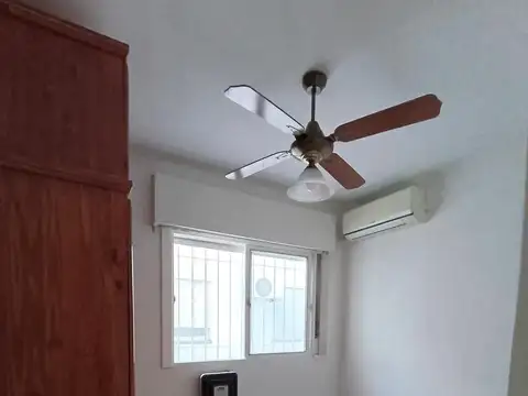 J.V. Gonzalez  al 900, casa pasillo 2 dormt, impecable, quincho, placares, aires, calefaccion 