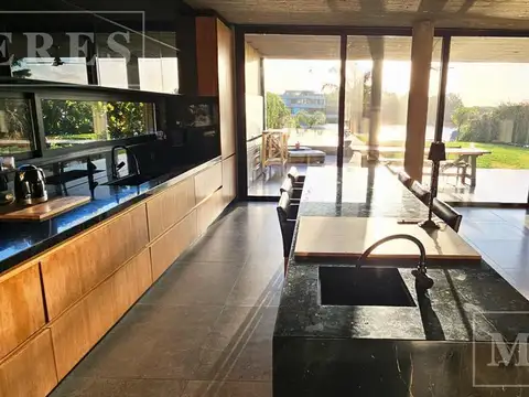 Casa 4 ambientes con 4 baños