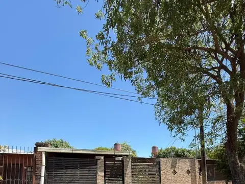 Casa de 3 dormitorios con cochera patio y parrilla