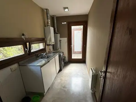 Casa en Alquiler con 2 cocheras